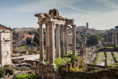 Latince adı Forum Romanum olarak da bilinen Roma Forumu, Roma şehrinin merkezinde yer alan çok sayıda önemli antik hükümet binasının kalıntılarıyla çevrili dikdörtgen bir forumdur. İtalya