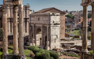 Latince adı Forum Romanum olarak da bilinen Roma Forumu, Roma şehrinin merkezinde yer alan çok sayıda önemli antik hükümet binasının kalıntılarıyla çevrili dikdörtgen bir forumdur. İtalya