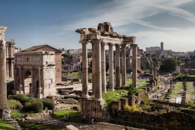 Latince adı Forum Romanum olarak da bilinen Roma Forumu, Roma şehrinin merkezinde yer alan çok sayıda önemli antik hükümet binasının kalıntılarıyla çevrili dikdörtgen bir forumdur. İtalya