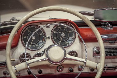 Eski bir koleksiyoncunun arabasının direksiyon ve gösterge paneli.