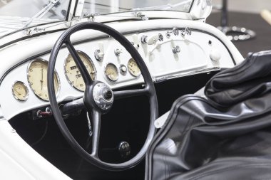 Eski bir koleksiyoncunun arabasının direksiyon ve gösterge paneli.