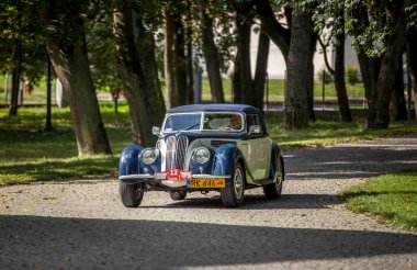 Polonya 'da düzenlenen bir mitinge katılan tarihi klasik bir BMW arabası. Miting, Otomobil Klub Wielkopolski tarafından her yıl düzenlenmektedir..