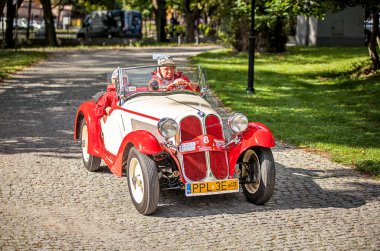 Polonya 'da düzenlenen bir mitinge katılan tarihi klasik bir BMW arabası. Miting, Otomobil Klub Wielkopolski tarafından her yıl düzenlenmektedir..