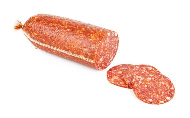 Beyaz arka planda izole edilmiş salamlı sucuklu domuz sosisi..