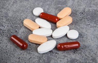 Gri arka planda haplar ve kapsüller. Kopyalama alanı olan üst görünüm