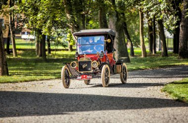 Ford Model T, Ford Motor Company tarafından 1 Ekim 1908 'den 26 Mayıs 1927' ye kadar üretilen otomobil modelidir..