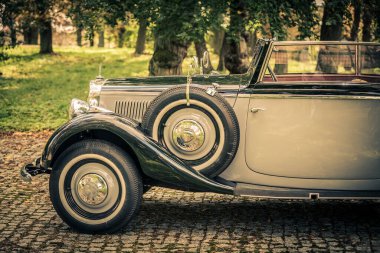 Sergideki klasik araba - retro vintage efekt resim tarzı resimler