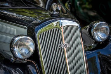 Audi Horch 930V. Horch, 19. yüzyılın sonlarında ve 20. yüzyılın başlarında August Horch tarafından kurulan birkaç şirkete dayanan bir Alman otomobil üreticisi..