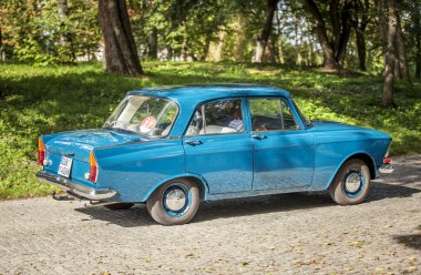 POZNAN, POLAND-SEP 23, 2024: The Moskvitch 412, Wielkopolska Vintage Car Rallisi sırasında. M-412, Sovyet / Rus üretici MZMA / AZLK tarafından Moskova 'da üretilen küçük bir aile arabası.