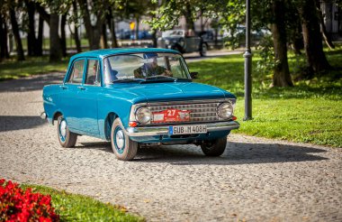 POZNAN, POLAND-SEP 23, 2024: The Moskvitch 412, Wielkopolska Vintage Car Rallisi sırasında. M-412, Sovyet / Rus üretici MZMA / AZLK tarafından Moskova 'da üretilen küçük bir aile arabası.