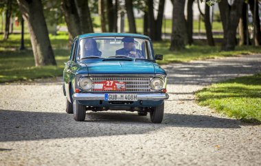POZNAN, POLAND-SEP 23, 2024: The Moskvitch 412, Wielkopolska Vintage Car Rallisi sırasında. M-412, Sovyet / Rus üretici MZMA / AZLK tarafından Moskova 'da üretilen küçük bir aile arabası.