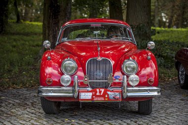 POZNAN, POLAND-SEP 23, 2024: Eski Arabaların Wielkopolska Rallisi sırasında Jaguar XK150. Jaguar XK150, Jaguar tarafından 1957 ve 1961 yılları arasında XK140 'ın halefi olarak üretilen spor otomobil..