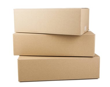 beyaz arkaplanda karton kutular izole.