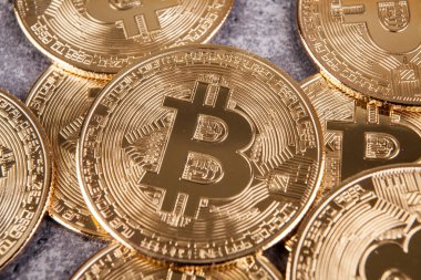 Bitcoin kripto parasını sembolize eden bir altın para.