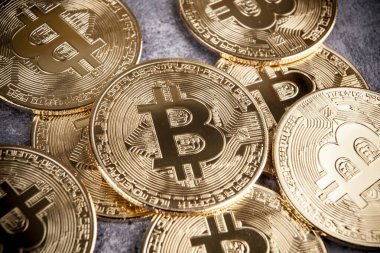 Bitcoin kripto parasını sembolize eden bir altın para.
