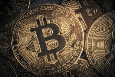 Bitcoin kripto parasını sembolize eden bir altın para.