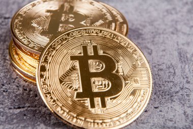 Bitcoin kripto parasını sembolize eden bir altın para.