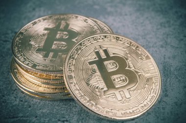 Bitcoin kripto parasını sembolize eden bir altın para.