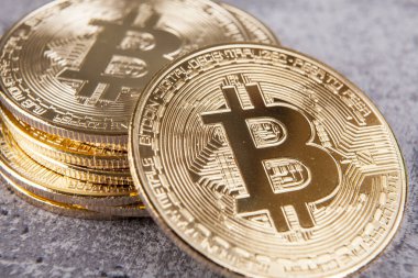 Bitcoin kripto parasını sembolize eden bir altın para.