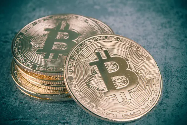 Bitcoin kripto parasını sembolize eden bir altın para.
