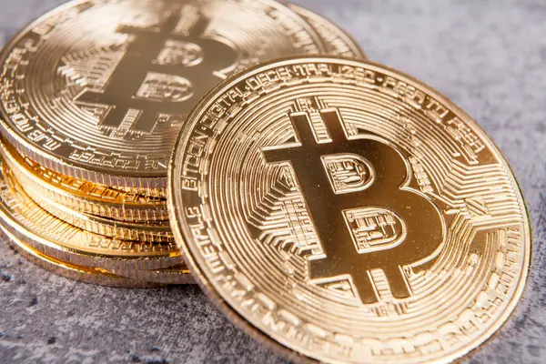 Bitcoin kripto parasını sembolize eden bir altın para.