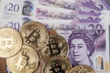 İngiliz banknotlarının arka planında Bitcoin paraları.