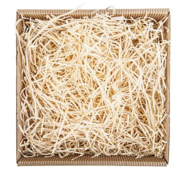 Beyaz arkaplanda izole edilmiş hassas eşyaları paketlemek için oyulmuş karton kutu