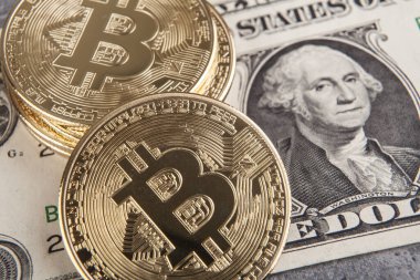 Bitcoin ve dolar banknotları. Kripto para birimi konsepti. Seçici odaklanma. Ayarlanmış.