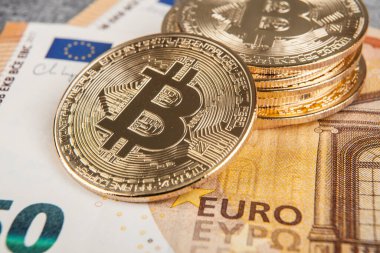 Avro banknotlarının arka planında Bitcoin var. Kripto para birimi kavramı.