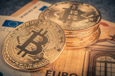 Avro banknotlarının arka planında Bitcoin var. Kripto para birimi kavramı.