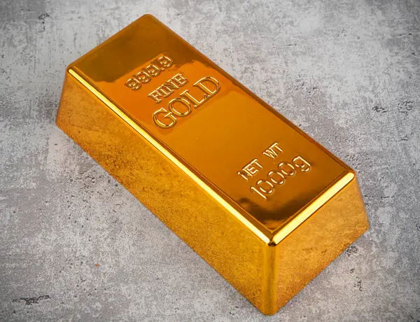 Gri taş arka planda altın külçeler, yakın plan. Mali konsept