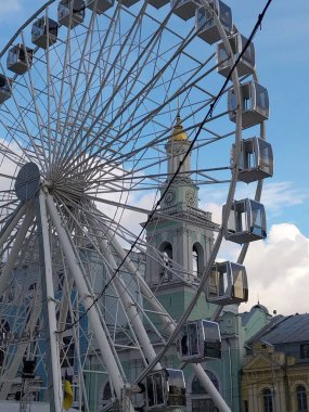 Kilisenin yakınındaki meydanda gözlem çarkı.
