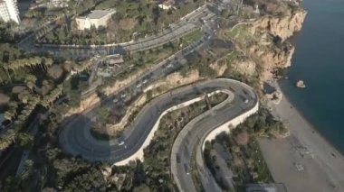 Antalya, Türkiye-2 Şubat 2023: Ünlü Konyaalt Sahili 'ne giden yolu ziyaret eden turist, Türkçe adı Varyant.