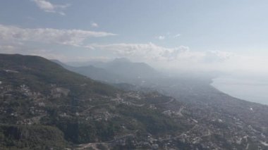 Antalya 'daki ünlü Alanya' nın sinematik hava görüntüsü. Dağların ve şehrin deniz manzarası..
