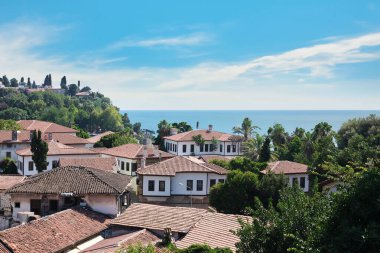Antalya Kaleji panoramik eski kasaba manzaralı. Eski kasaba evleri, mavi Akdeniz 'de bir yaz günü. Popüler tatil beldesi..