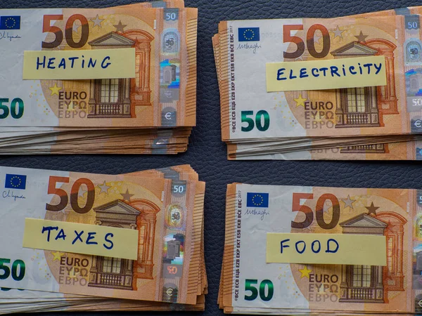 Négy Köteg Pénz Felirattal Takarékosságra Készpénzre Sötét Háttérrel Rendelkező Eurobankjegyekre — Stock Fotó
