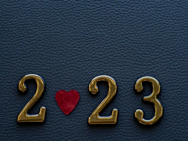 2023 Fundo Escuro 2023 Figuras Ouro Encontram Com Pequeno Coração — Fotografia de Stock