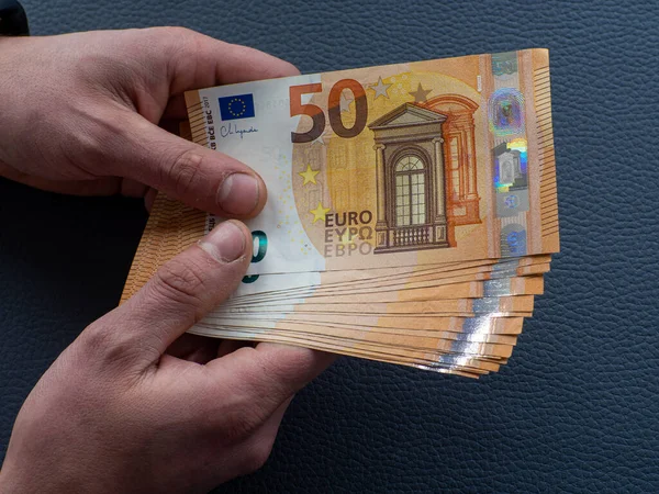 Предыстория Банкнот Евро Руки Держат Набор Европейских Денег Номиналом Евро — стоковое фото