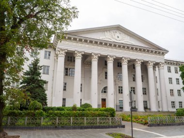Stalinist İmparatorluk tarzında Lviv 'deki bina. Stepan Gzhytskyi Ulusal Veterinerlik ve Biyoteknoloji Üniversitesi Lviv, Ukrayna 'nın başkenti Lviv' de bulunan bir devlet üniversitesidir..