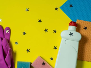 Kopyalama alanı olan sarı arkaplan. Ev işleri, ev işleri ve ev işleri. Arka planda küçük yıldızlarla temizlik işleri. Tebrik kartı ve temizlik fikri. Düz yatıyordu. Model.