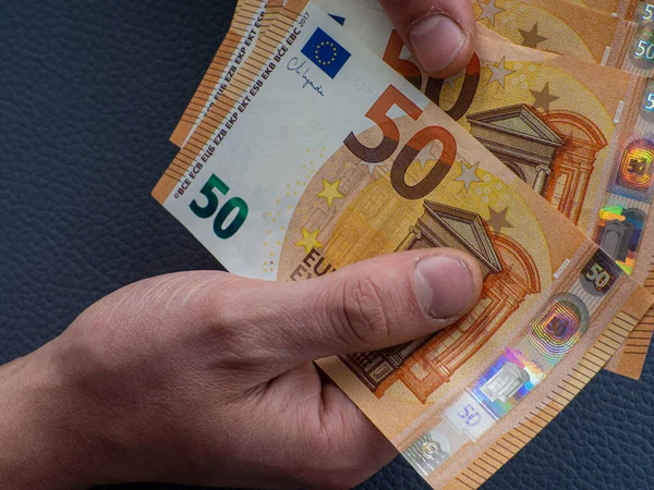 Ιστορικό Των Τραπεζογραμματίων Ευρώ Χέρια Που Κρατούν Σετ Ευρωπαϊκών Χρημάτων — Φωτογραφία Αρχείου