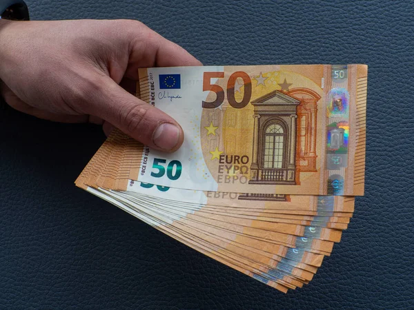 Предыстория Банкнот Евро Рука Держит Набор Европейских Денег Номиналом Евро — стоковое фото