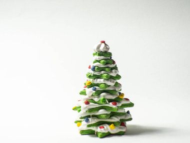 Yeşil kurabiye ağacı beyaz arka planda Star Cookie Cutter tarafından yapıldı. Yılbaşı kartı. Matcha Green Tea zencefilli Noel ağacı kurabiyeleri beyaz çikolatayla kaplı. Boşluğu kopyala.