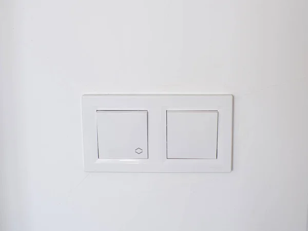 Dua Saklar Lampu Dua Saklar Plastik Putih Dipasang Dinding Putih — Stok Foto
