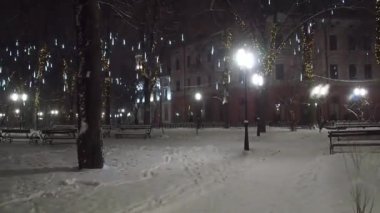Ivano-Frankivsk, Ukrayna - Aralık 2021: Yeni Yıl veya Noel dekoratif parlak ışıkları İvano-Frankivsk, Ukrayna 'da kış tatilleri sırasında görülüyor. 
