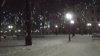 Ivano-Frankivsk, Ukrayna - Aralık 2021: Yeni Yıl veya Noel dekoratif parlak ışıkları İvano-Frankivsk, Ukrayna 'da kış tatilleri sırasında görülüyor. 