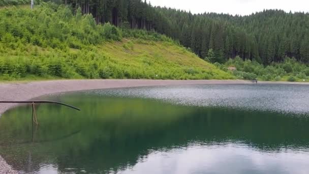 Danau Pegunungan Carpathian Musim Panas Yang Mendung Danau Kecil Kosong — Stok Video
