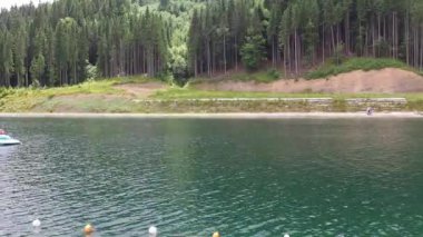 Bukovel, Ukrayna - Haziran 2021 Gençlik Gölü. Yaz tatilinde cazibe. Karpatlar 'ın yaz tatilinde aşırı su aktiviteleri. İnsanlar dinleniyor ve su eğlenceleriyle eğleniyorlar. Seyahat