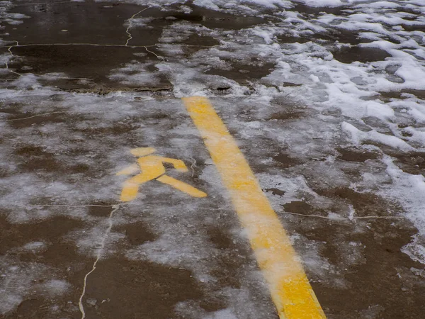 Желтый Дорожный Знак Льдом Асфальтовая Дорога Пешеходов Помечена Специальным Знаком — стоковое фото