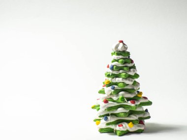 Yeşil kurabiye ağacı beyaz arka planda Star Cookie Cutter tarafından yapıldı. Yılbaşı kartı. Matcha Green Tea zencefilli Noel ağacı kurabiyeleri beyaz çikolatayla kaplı. Boşluğu kopyala.